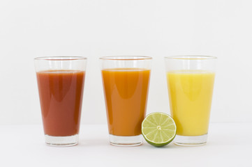 Fruchtsäfte und Limette