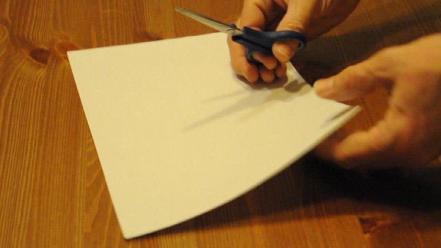 Papier mit der Schere schneiden