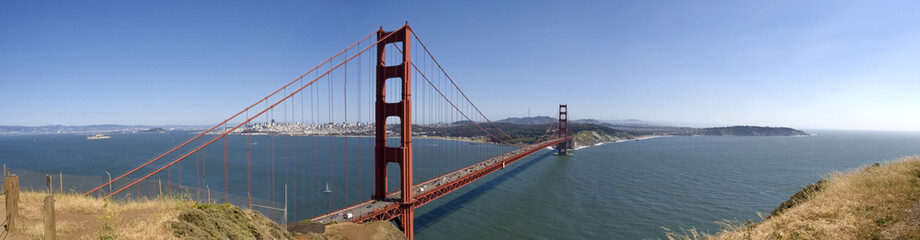 Fototapeta premium Golden Gate Bridge panorama, with San Francisco in the backgrou