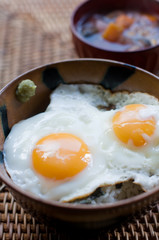 目玉焼き丼