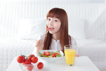 Obraz na płótnie Canvas 食事する若い女性