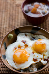 目玉焼き丼