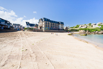Obraz premium urban sand beach in breton town Perros-Guirec
