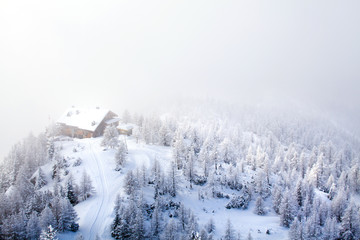Chalet in paesaggio invernale