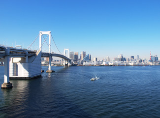 Obraz premium 青空とレインボーブリッジ