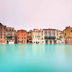 Fototapeta na wymiar Wenecja, kanał Grande szczegóły. Długi czas ekspozycji.