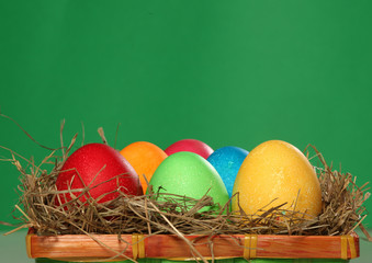 Bunte Ostereier im Nest.