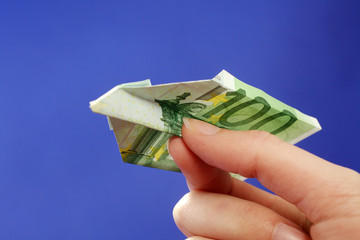 Ein 100 Euro Schein als Papierflugzeug gefaltet
