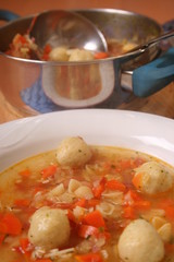 Suppe mit Teller und Topf