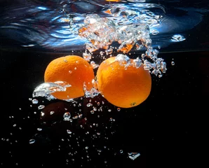  drie sinaasappels in water © standret