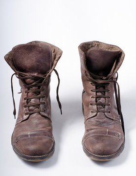 Botas de cuero viejas y desgastadas.