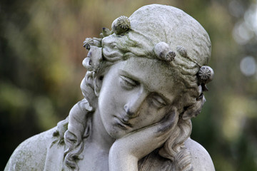 Grabstatue einer trauernden Frau