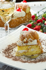 fetta di torta con panna montata