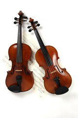 Zwei Geigen mit Notenblatt