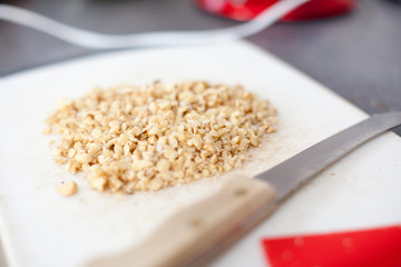 Nüsse zerkleinern für Kuchen