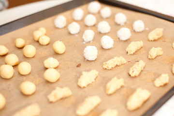 verschiedne Plätzchen auf Backblech