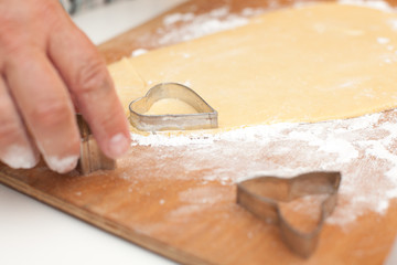 Plätzchenteig ausrollen und ausstechen