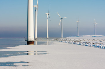 Fototapeta na wymiar Holenderski Windturbines morskie w zamarzniętym morzu