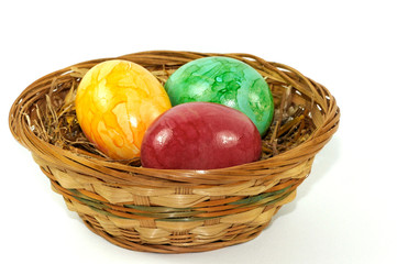 Korb mit bunte Eier