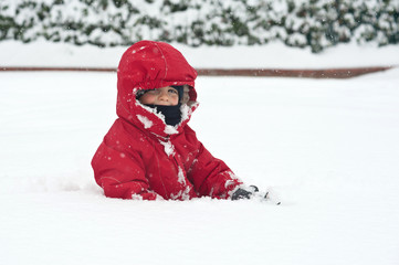 Fototapeta na wymiar Portrait of young boy in the snow.