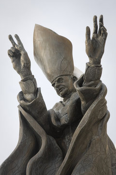 Statua Di Paolo Sesto