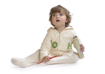 Con cara de sorpresa.