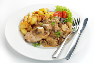 Jägerschnitzel mit Bratkartoffeln