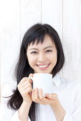 コーヒーを飲む女性