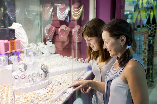 women chooses jewelry