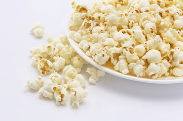 お皿から溢れたポップコーン