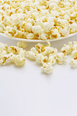 お皿から溢れた山盛りのポップコーン