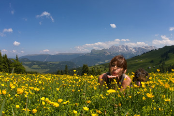 Donna e bassotto sul prato