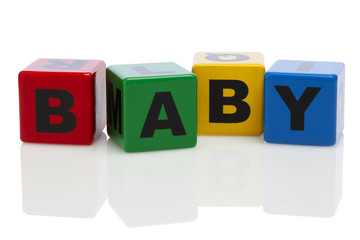 das Wort BABY mit Bauklötzen buchstabiert