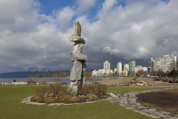 Obraz premium Inukshuk iwith west end high rises in background, vancouver bc