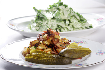 Bratkartoffeln mit Schmandsalat