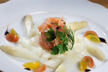 Spargelsalat in Zitronenmarinade mit Tomaten und Räucherlachs