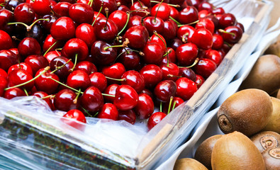 Cherries and kiwi in the box
