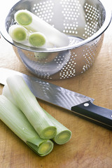 Lauchstangen für die Zubereitung auf einem Brett