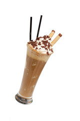 Eiskaffee mit 2 Strohhalmen diagonal