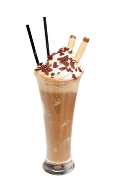 Eiskaffe mit Sahne vor wei&szlig;em Hintergrund