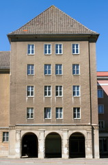 Fototapeta premium Altneubau mit Arkaden in eisenhüttenstadt