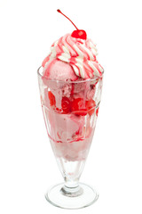 Eisbecher mit Kirsche