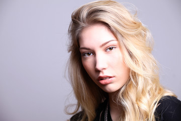 Fototapeta premium junge frau mit langen welligen haaren locken