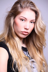Naklejka premium portrait von hübschen frau mit langen haaren