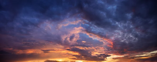 Selbstklebende Fototapete Himmel Dramatischer Abendhimmel
