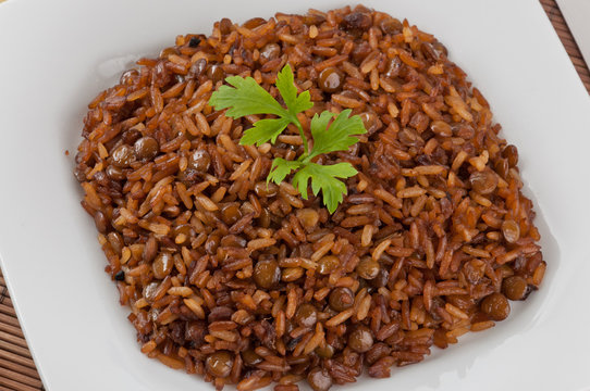 Prato árabe Mjara arroz com lentilha