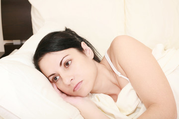 Fototapeta na wymiar Zmartwiony kobieta w łóżku