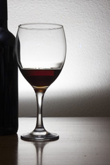 botella junto a copa de vino