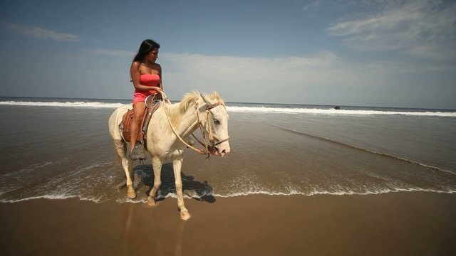 Frau reitet am Strand