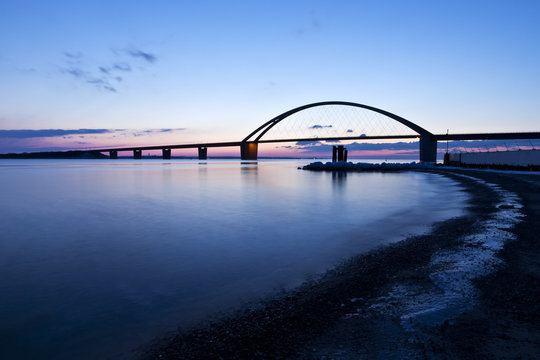 Fehmarnsundbr&uuml;cke am Winterabend